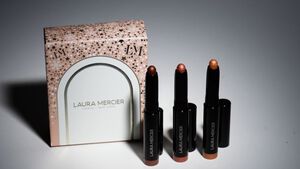 エンチャンティング シマーズ キャビア スティック アイカラー トリオ| Laura Mercier